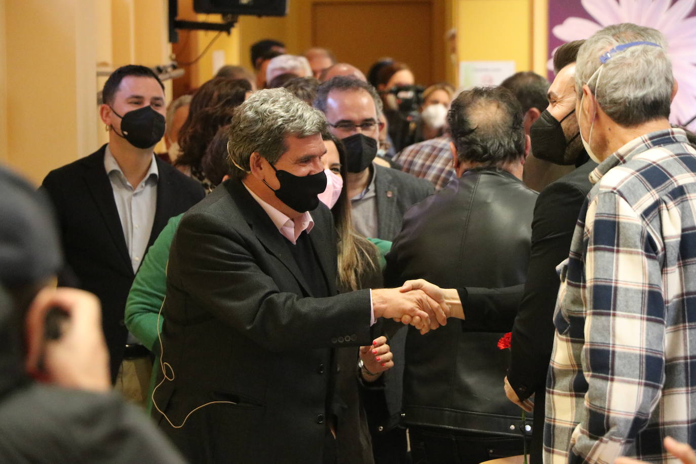 Javier Alfonso Cendón y Camino Cabañas acompañan al ministro Escrivá en su visita al Centro de Mayores de Trobajo del Camino