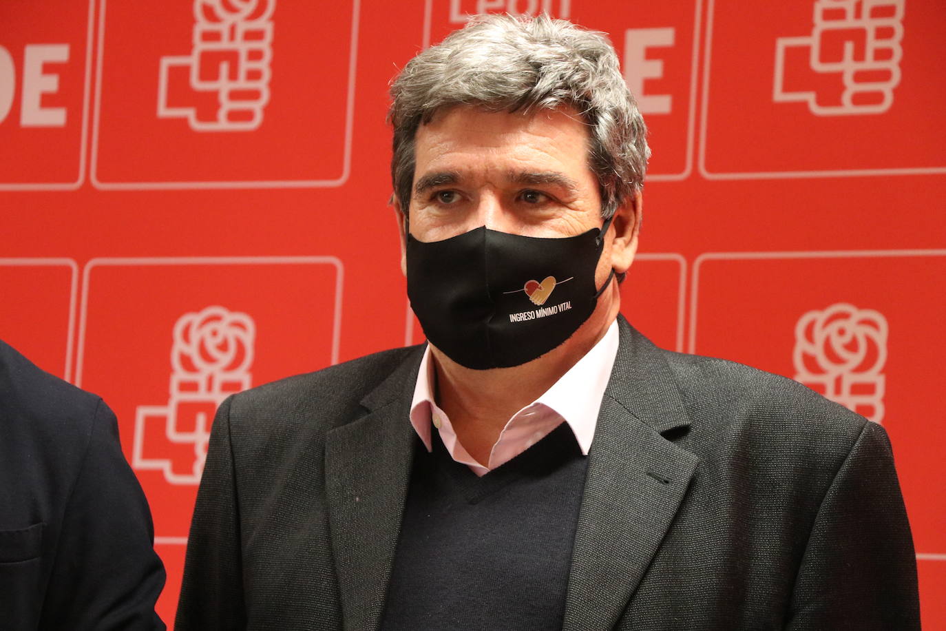 Javier Alfonso Cendón y Camino Cabañas acompañan al ministro Escrivá en su visita al Centro de Mayores de Trobajo del Camino