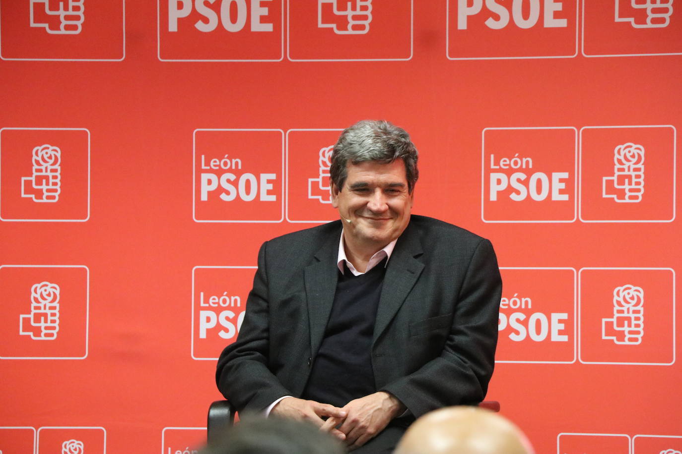 Javier Alfonso Cendón y Camino Cabañas acompañan al ministro Escrivá en su visita al Centro de Mayores de Trobajo del Camino