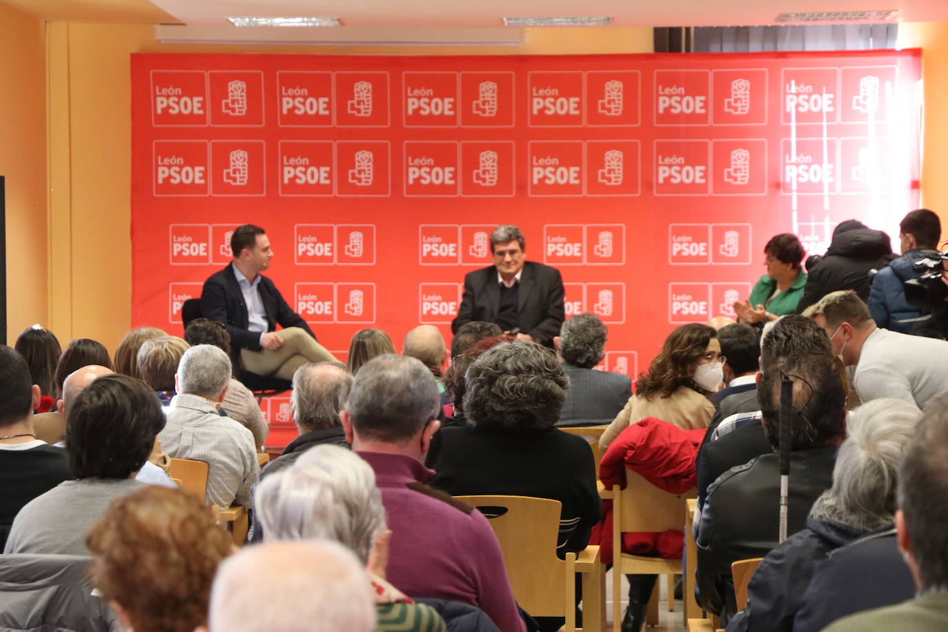 Javier Alfonso Cendón y Camino Cabañas acompañan al ministro Escrivá en su visita al Centro de Mayores de Trobajo del Camino