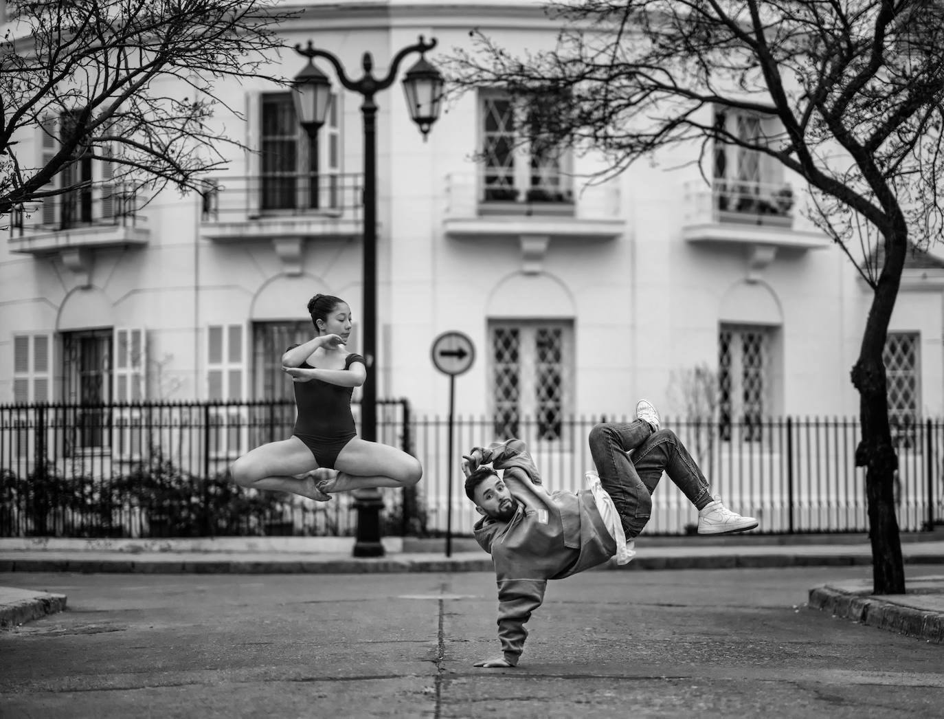 Foto en el barrio de la República, en Santiago de Chile, en agosto del año pasado. Airela es bailarina de ballet y John bailarín urbano.