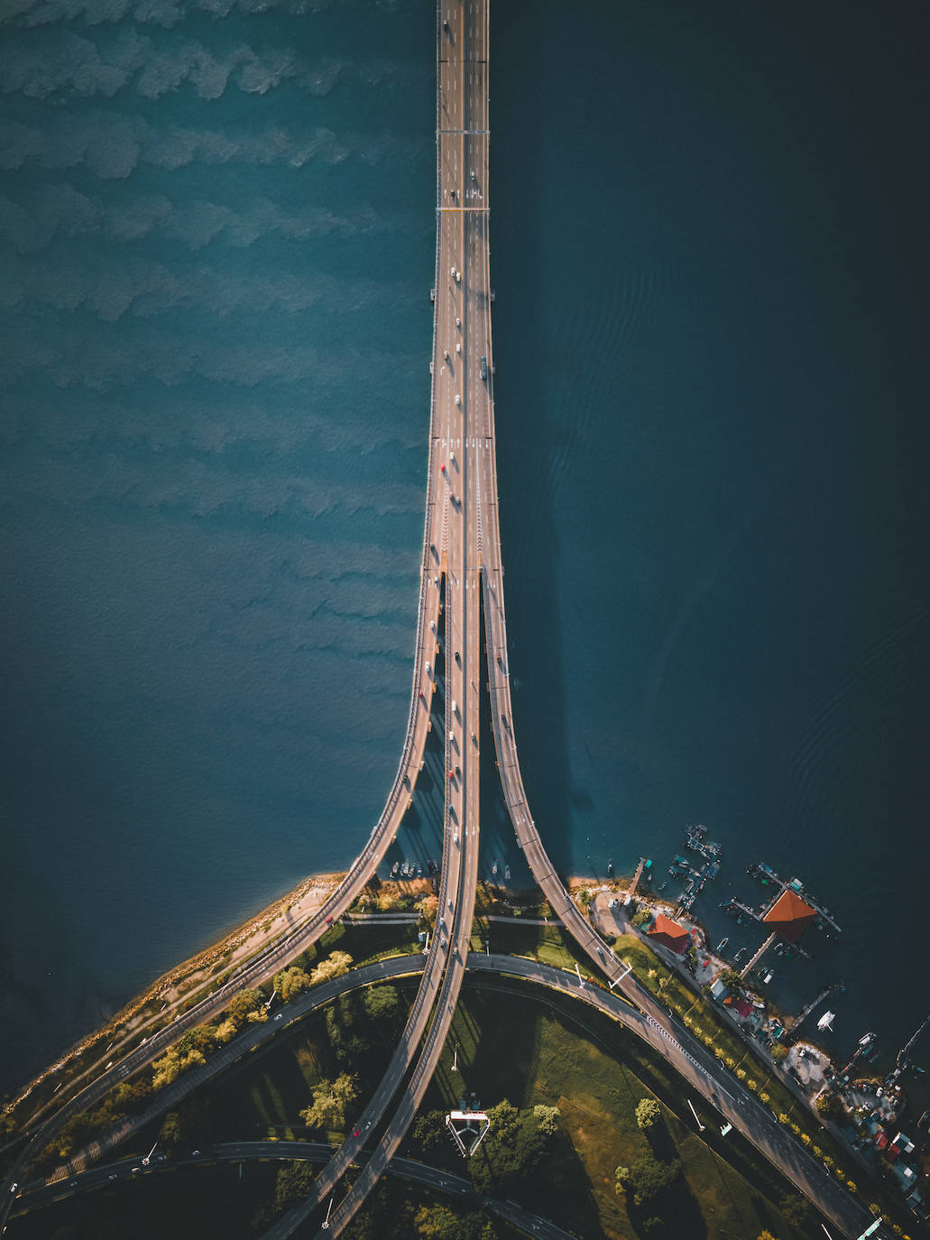 La autopista del puente Penang de 13,5 km es el segundo puente más largo de Malasia. Fue construido en 1985 y hasta 2014 fue la única conexión por carretera entre Malasia peninsular y la isla de Penang.