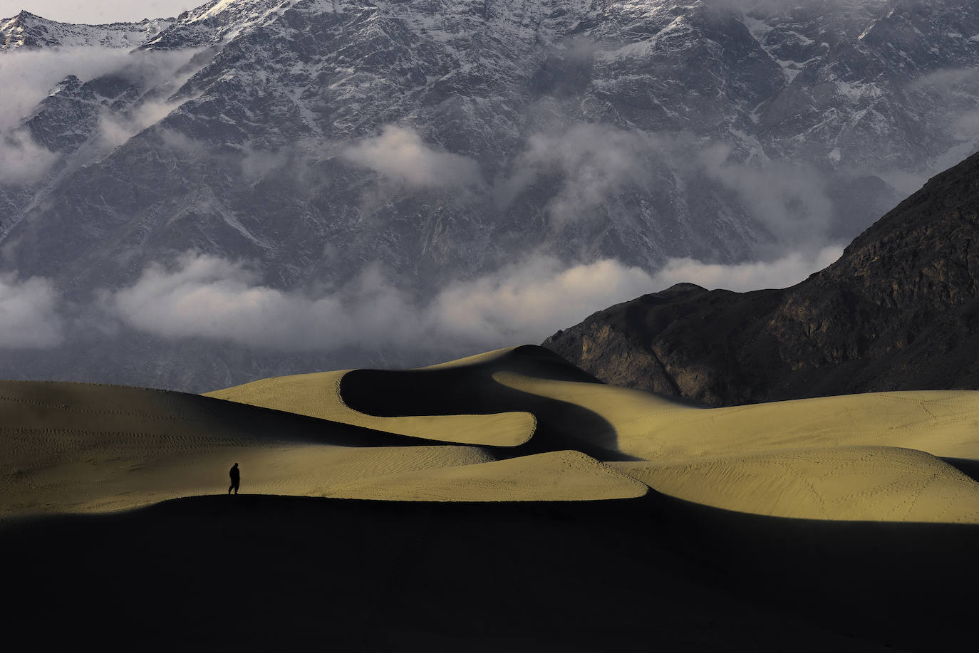 Un atardecer espectacular en el desierto de Skardu.