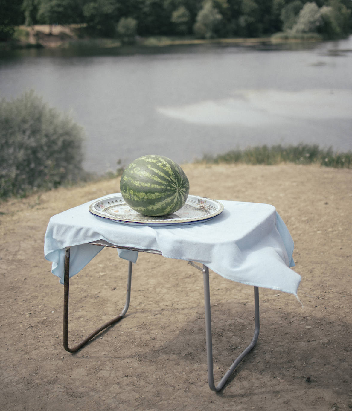 Un melón sobre una mesa en la zona de San Petersburgo. Representa la vida tranquila y el alma rusa del campo.