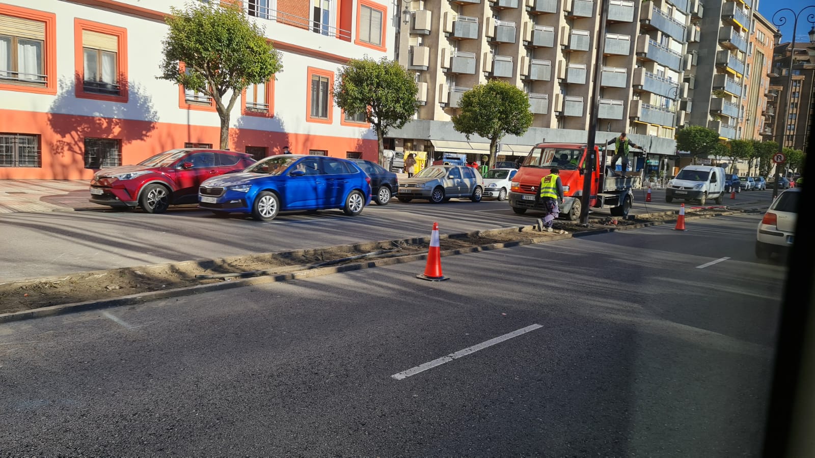 Las obras para retirar los setos de la avenida Conde Sagasta avanzan con rapidez y estarán terminadas en los próximos días.