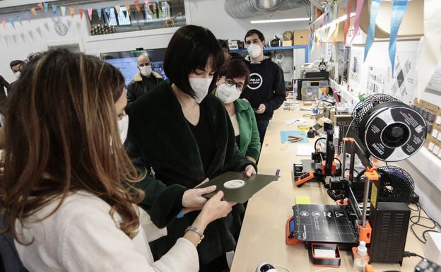 Diana Morant, ministra de Ciencia e Innovación, acompaña a los cargos socialistas a la visita al Fab Lab.