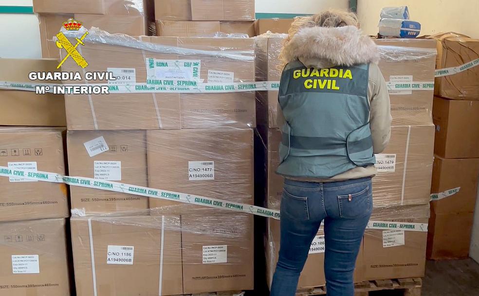 Efectivos de la Guardia Civil incautan el material irregular que distribuía la empresa. 