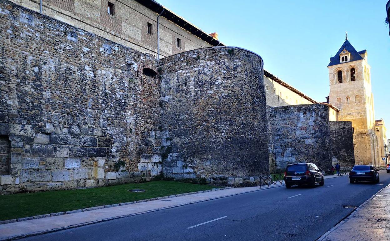 Imagen de la muralla en la calle Ramón y Cajal. 