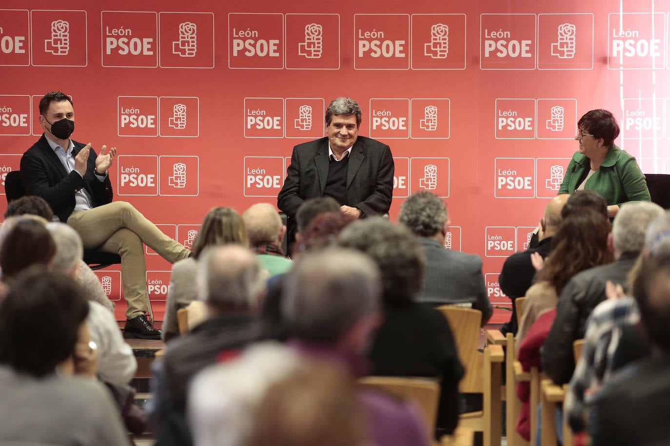 El ministro de Inclusión, Seguridad Social y Migraciones, José Luis Escrivá, participa en un acto público en el Centro de Mayores de Trobajo del Camino (León). Junto a él, el secretario provincial del PSOE, Javier Alfonso Cendón y la alcaldesa de San Andrés del Rabanedo, Camino Cabañas.
