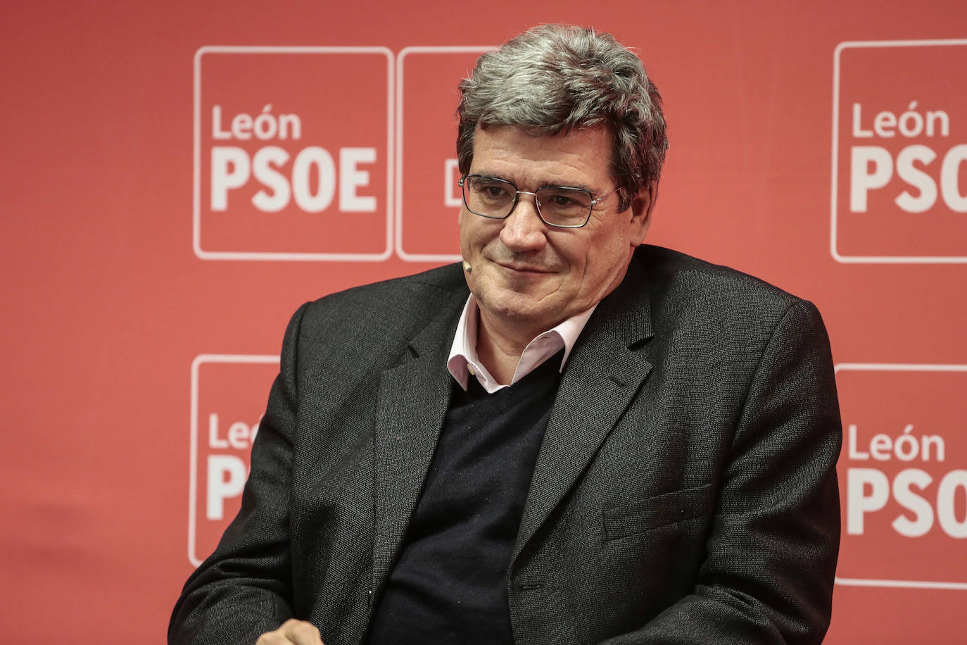 El ministro de Inclusión, Seguridad Social y Migraciones, José Luis Escrivá, participa en un acto público en el Centro de Mayores de Trobajo del Camino (León). Junto a él, el secretario provincial del PSOE, Javier Alfonso Cendón y la alcaldesa de San Andrés del Rabanedo, Camino Cabañas.