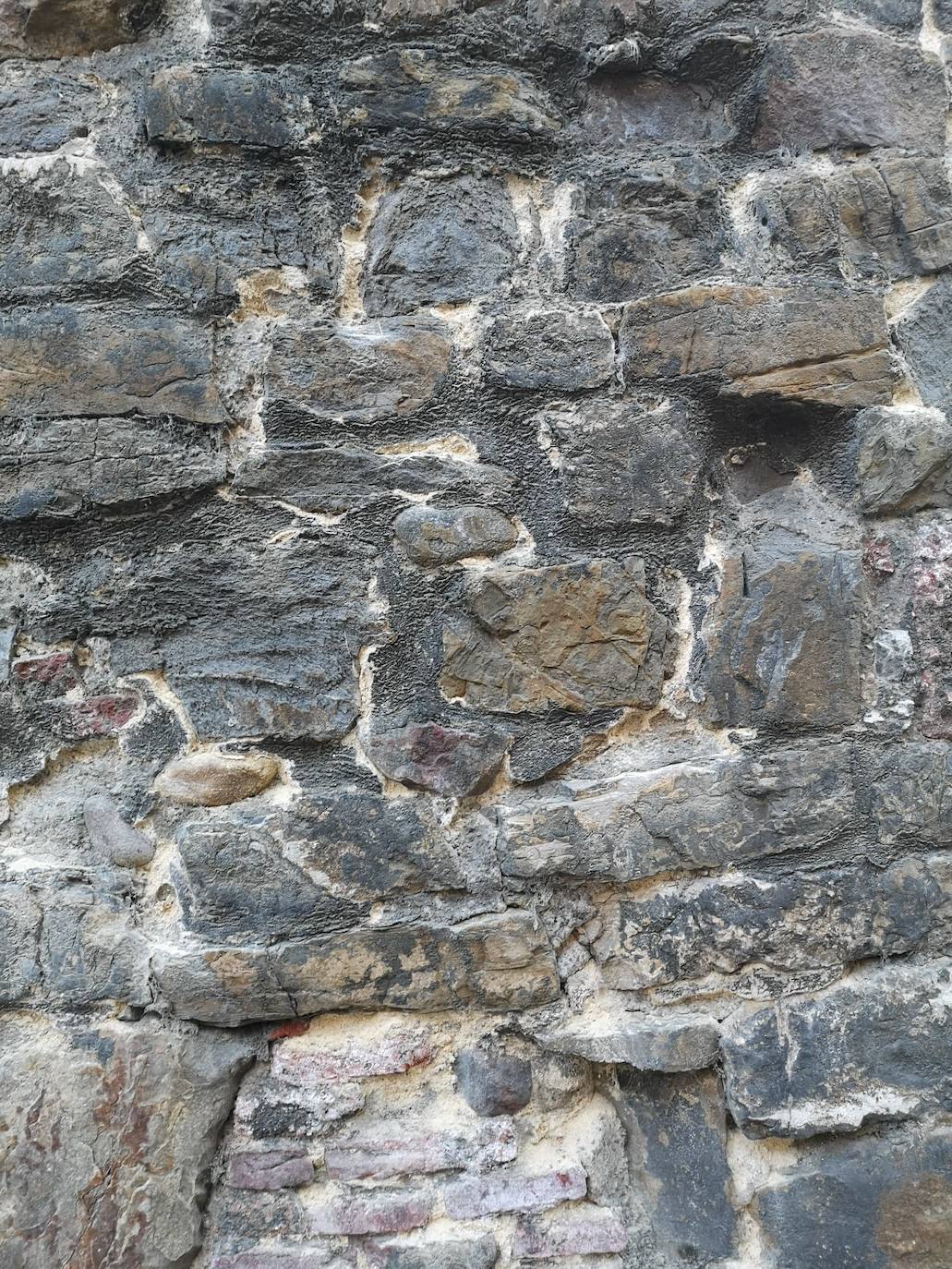 Imágenes de la muralla en la calle Ramón y Cajal.