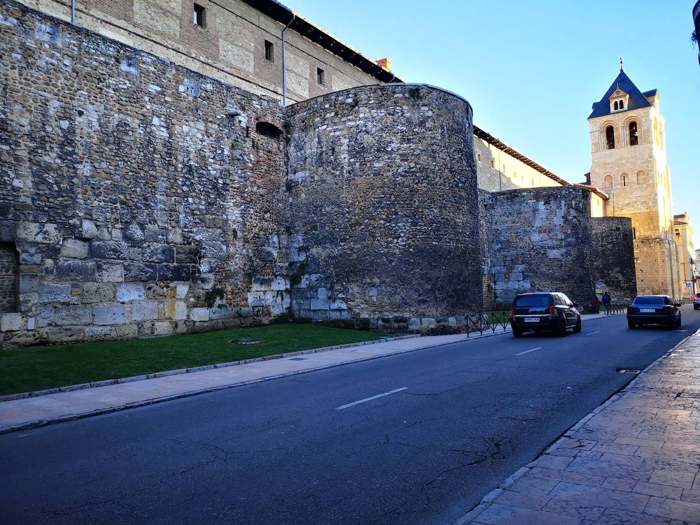 Imágenes de la muralla en la calle Ramón y Cajal.