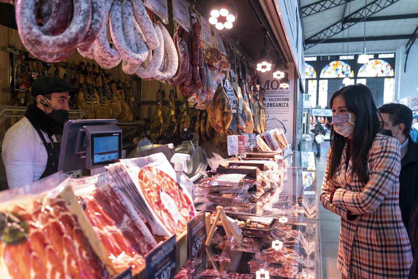 La vicealcaldesa y portavoz del Grupo Municipal de Ciudadanos en el Ayuntamiento de Madrid, Begoña Villacís, visita el Mercado Central de Salamanca.