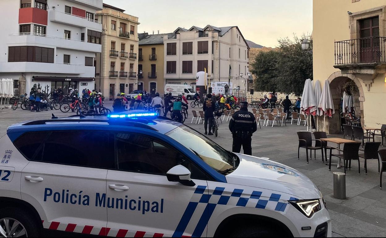 Un vehículo de la Policía Municipal de Ponferrada en un servicio en el centro de la ciudad.