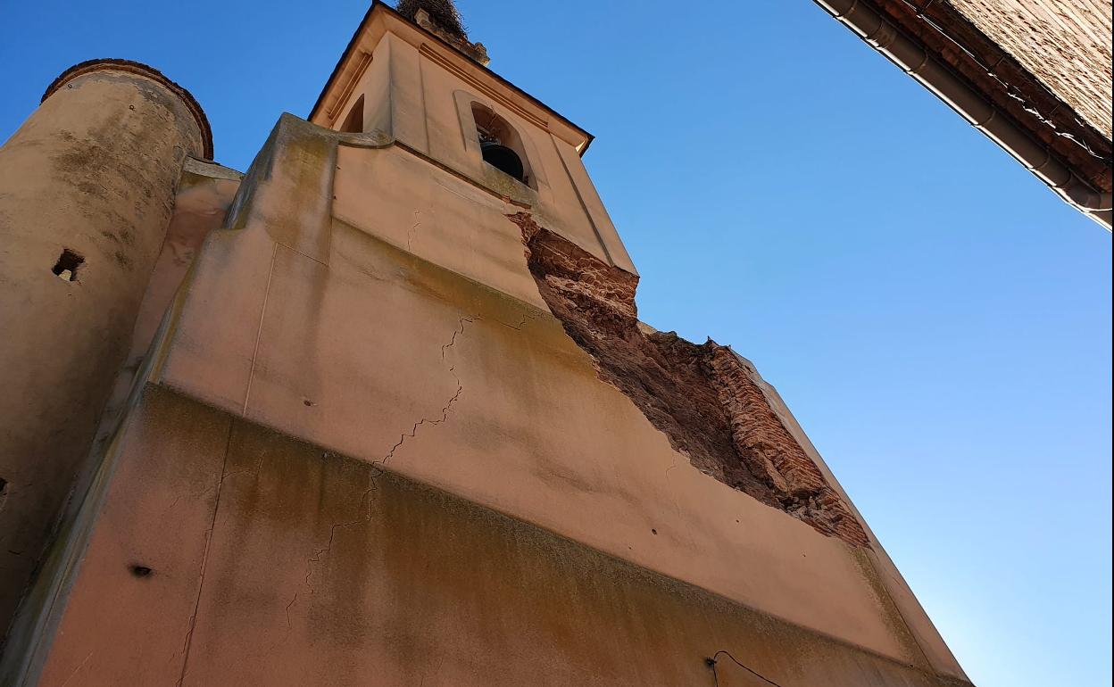 Imagen de la torre de Urdiales del Páramo seriamente dañada tra sel derrumbe de parte de su estructura. 