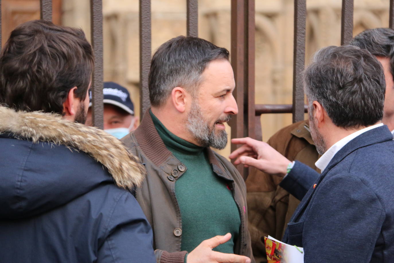 El líder de VOX acompaña a sus candidatos a la Junta y a las Cortes por León en un acto ante la catedral.