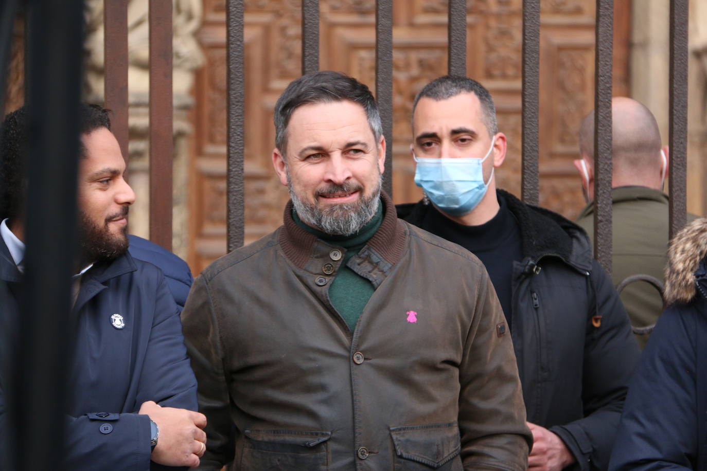 El líder de VOX acompaña a sus candidatos a la Junta y a las Cortes por León en un acto ante la catedral.