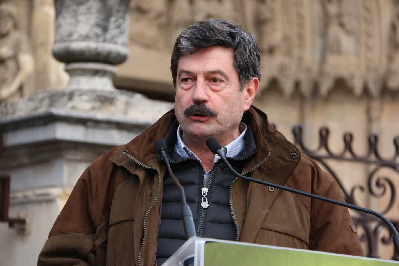 El líder de VOX acompaña a sus candidatos a la Junta y a las Cortes por León en un acto ante la catedral.