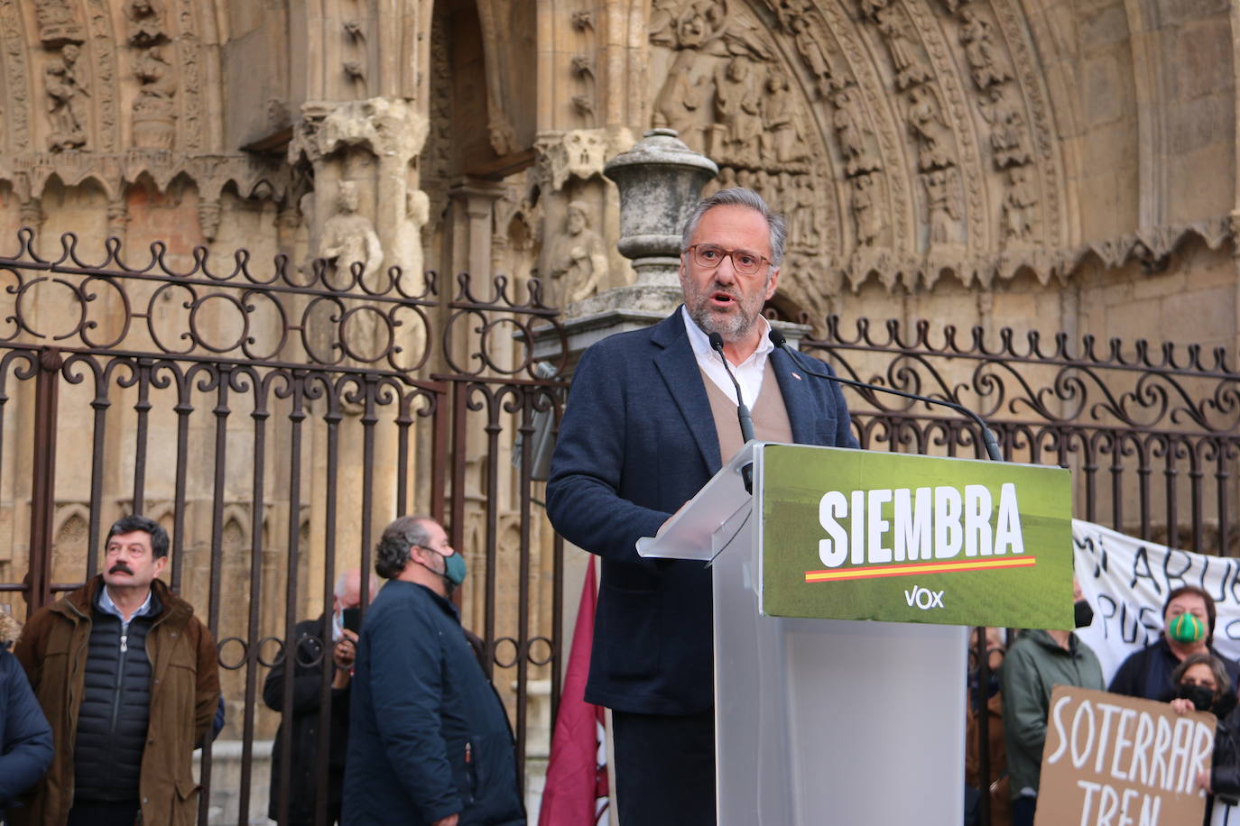 El líder de VOX acompaña a sus candidatos a la Junta y a las Cortes por León en un acto ante la catedral.