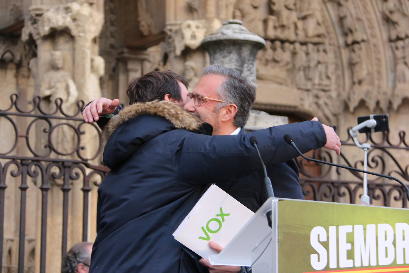 El líder de VOX acompaña a sus candidatos a la Junta y a las Cortes por León en un acto ante la catedral.