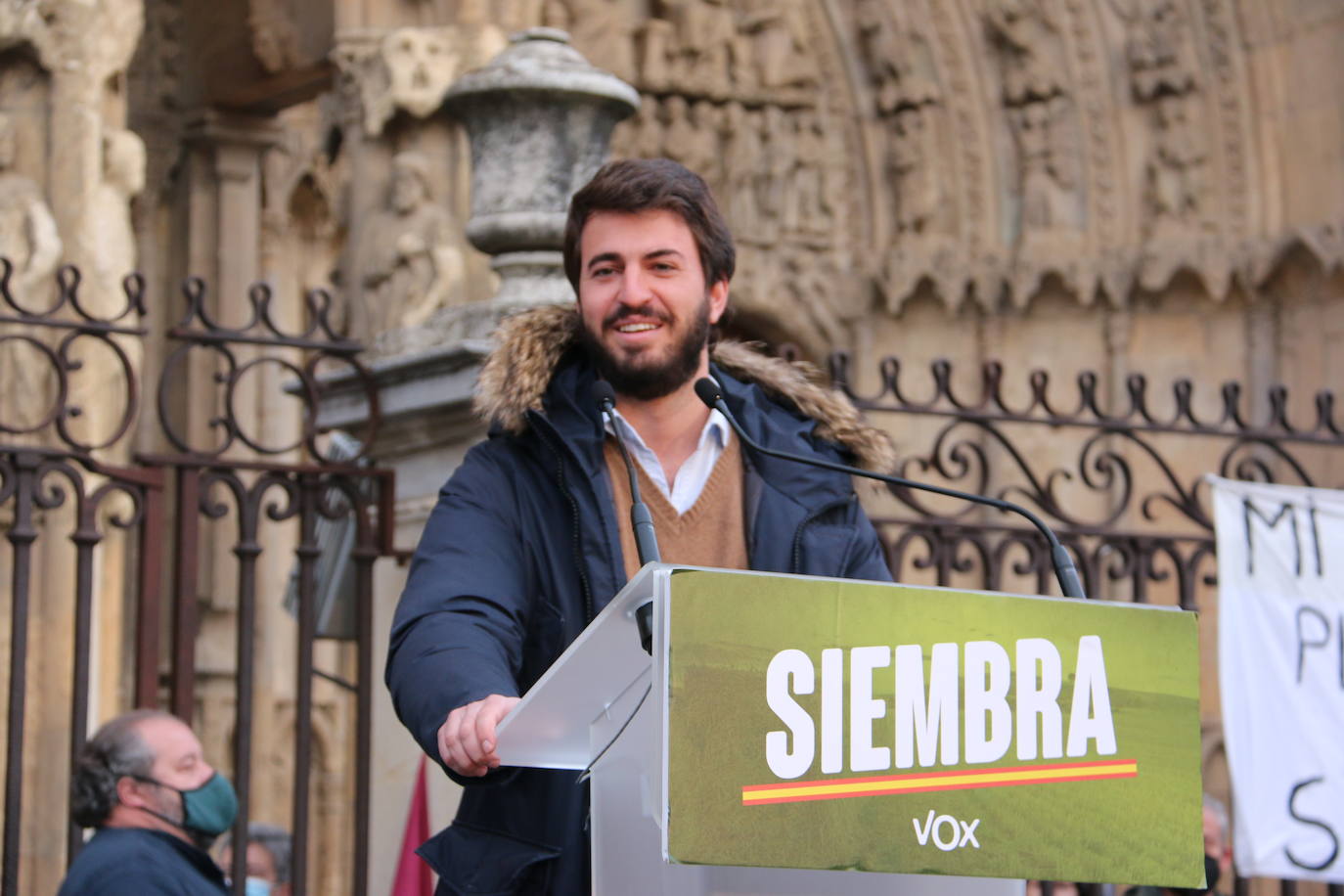 El líder de VOX acompaña a sus candidatos a la Junta y a las Cortes por León en un acto ante la catedral.