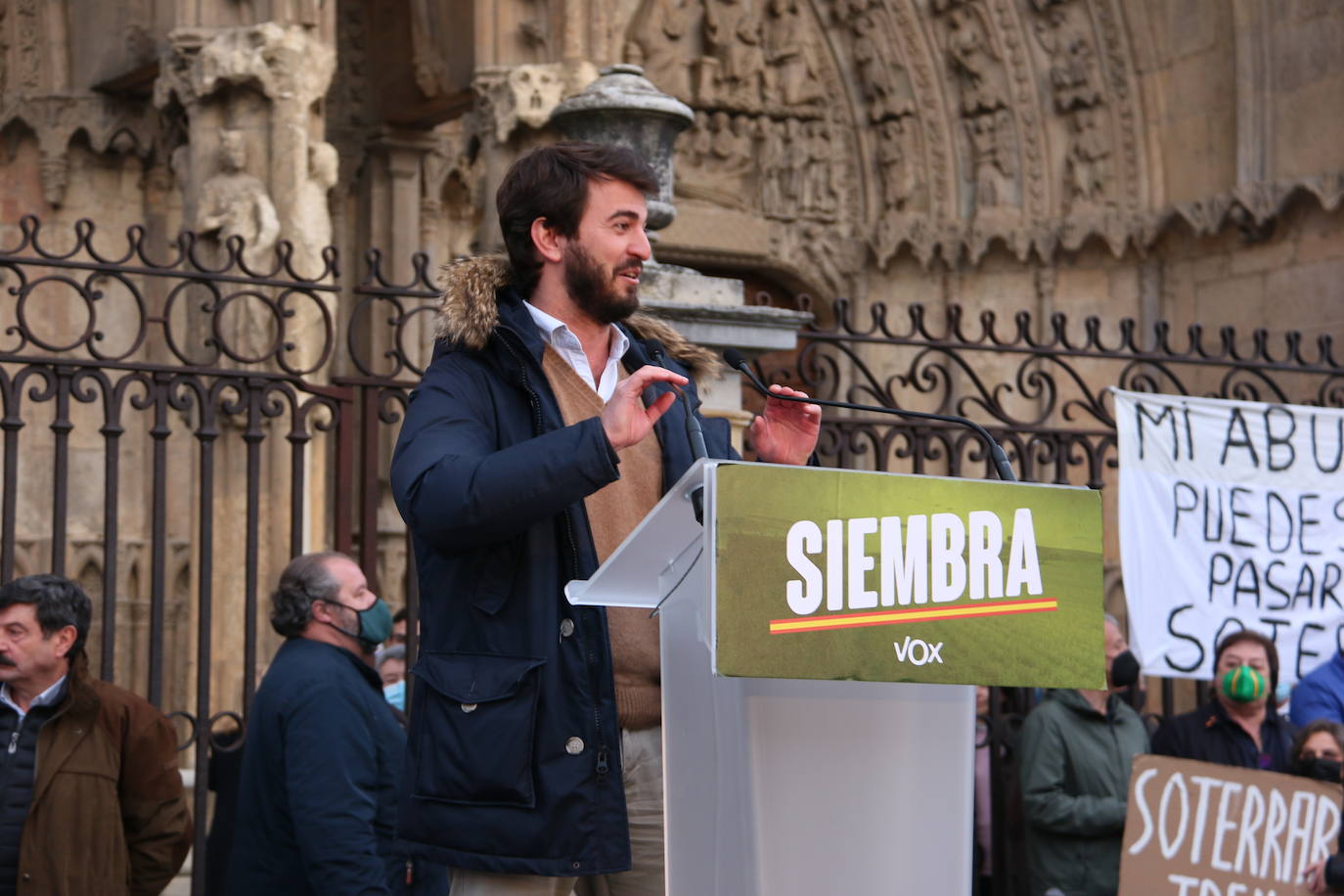 El líder de VOX acompaña a sus candidatos a la Junta y a las Cortes por León en un acto ante la catedral.