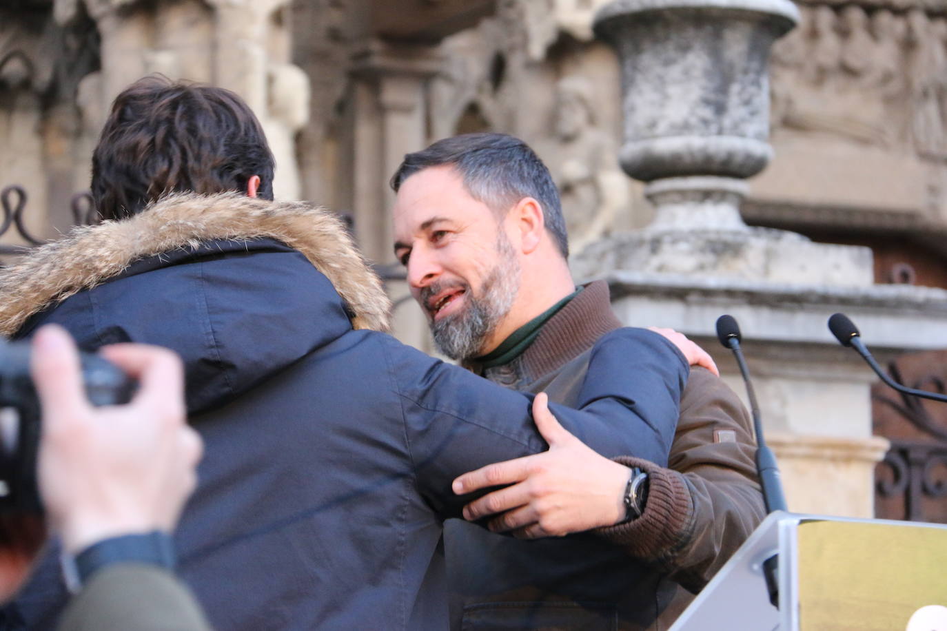 El líder de VOX acompaña a sus candidatos a la Junta y a las Cortes por León en un acto ante la catedral.