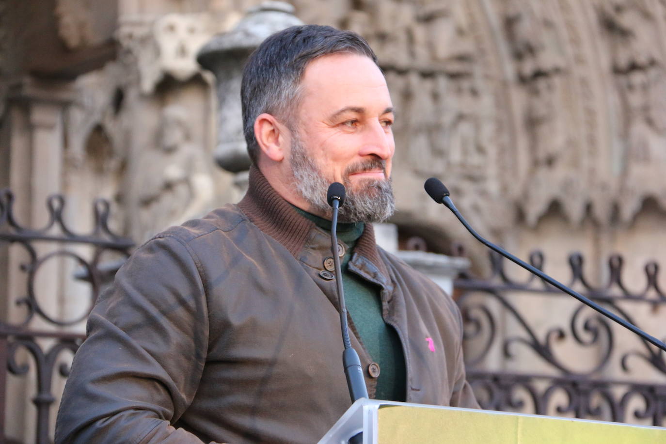 El líder de VOX acompaña a sus candidatos a la Junta y a las Cortes por León en un acto ante la catedral.