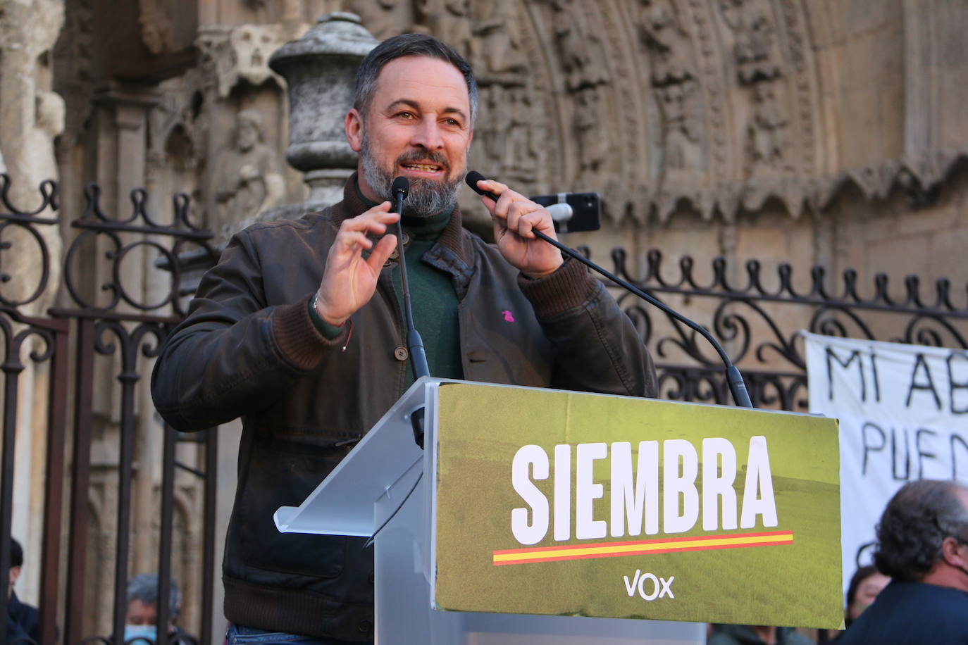 El líder de VOX acompaña a sus candidatos a la Junta y a las Cortes por León en un acto ante la catedral.