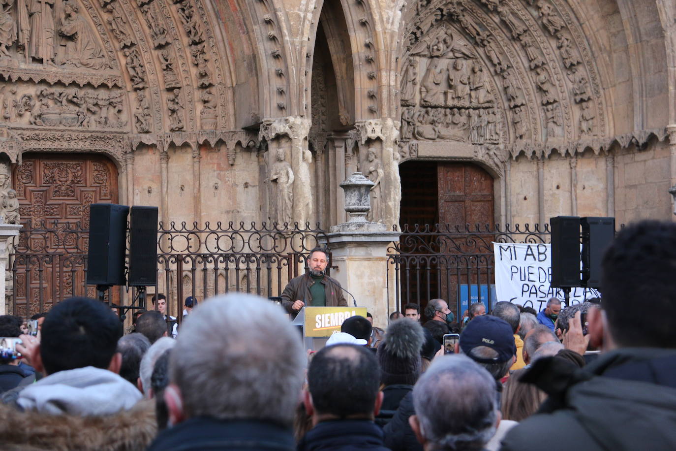El líder de VOX acompaña a sus candidatos a la Junta y a las Cortes por León en un acto ante la catedral.