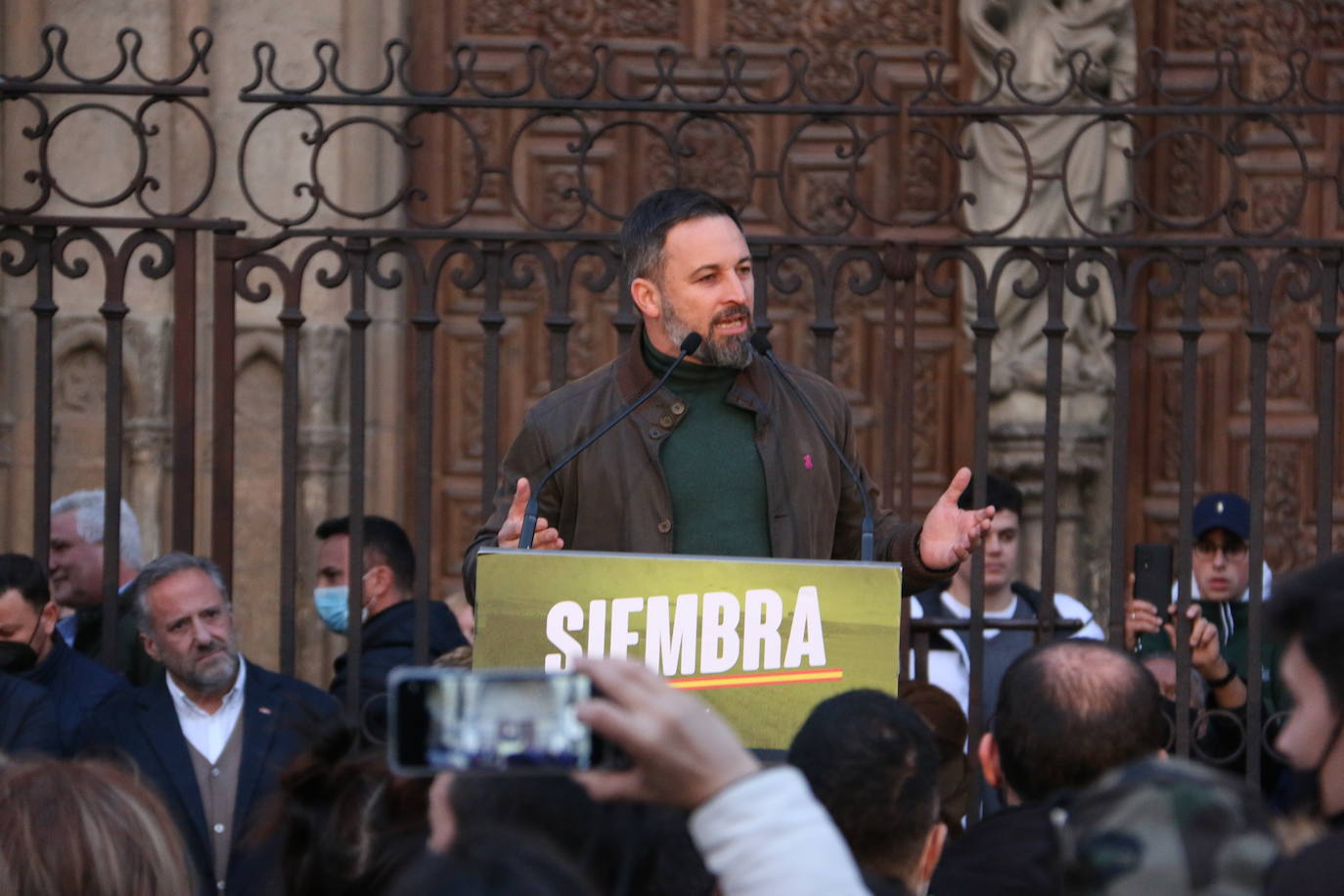 El líder de VOX acompaña a sus candidatos a la Junta y a las Cortes por León en un acto ante la catedral.