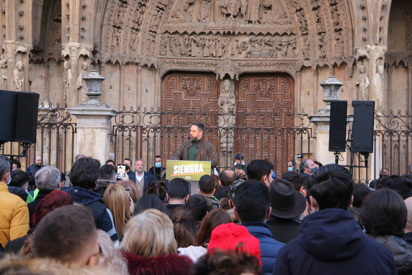 El líder de VOX acompaña a sus candidatos a la Junta y a las Cortes por León en un acto ante la catedral.