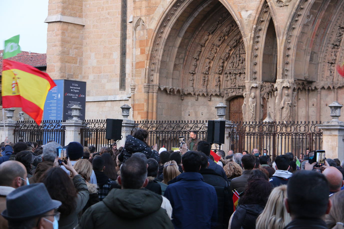 El líder de VOX acompaña a sus candidatos a la Junta y a las Cortes por León en un acto ante la catedral.