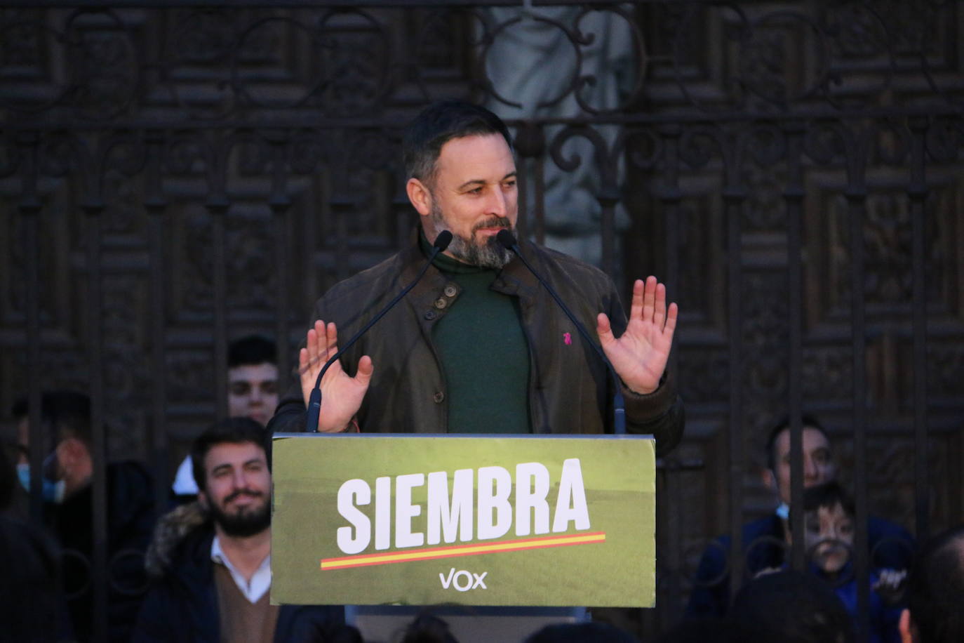 El líder de VOX acompaña a sus candidatos a la Junta y a las Cortes por León en un acto ante la catedral.