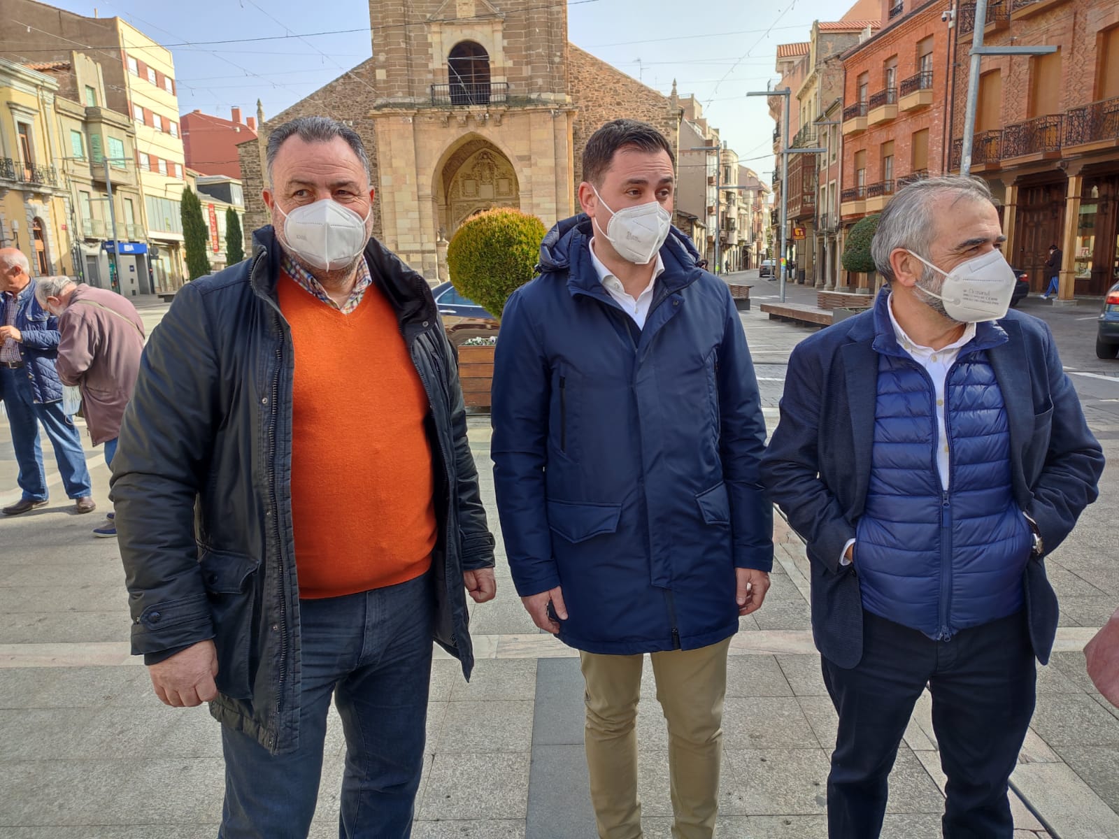 De izquierda a derecha, Eduardo Morán, presidente de la Diputación, Javier Alfonso Cendón, secretario provincial del PSOE León y José Miguel Palazuelo, portavoz del PSOE en La Bañeza.