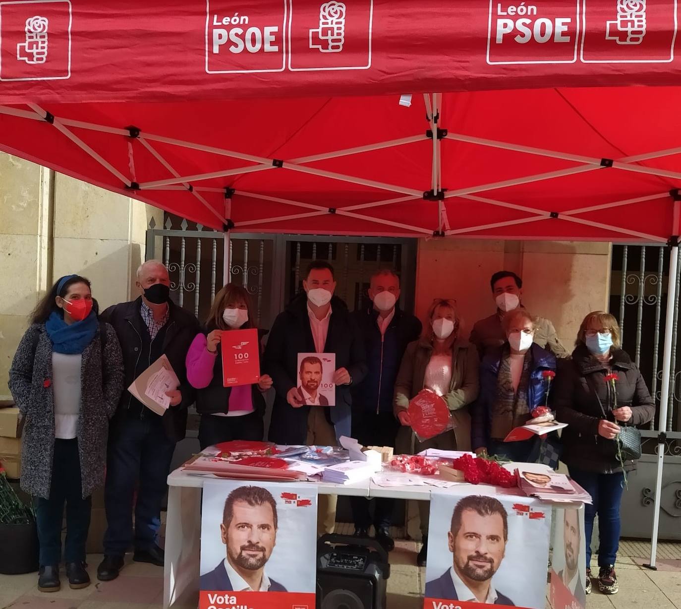 Ana Arias, Javier Alfonso Cendón y Nicanor Sen participan en un acto de campaña en el municipio leonés.