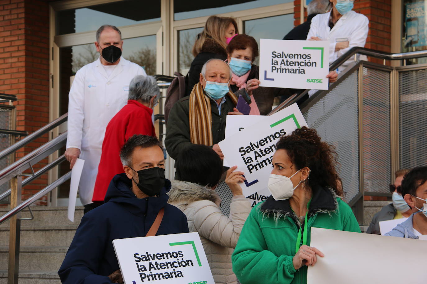 El sindicato Satse lidera esta concentración que reclama el mismo número de médicos que de enfermeros en todos los centros de la provincia.