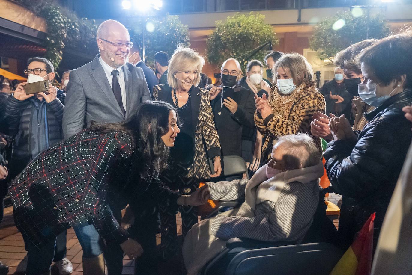 El candidato a la presidencia de la Junta de Castilla y León por Ciudadanos, Francisco Igea, y la presidenta de Ciudadanos, Inés Arrimadas, junto a Verónica Casado, en el acto de cierre de Campaña.