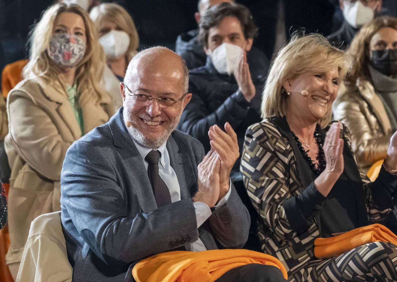 El candidato a la presidencia de la Junta de Castilla y León por Ciudadanos, Francisco Igea, y la presidenta de Ciudadanos, Inés Arrimadas, junto a Verónica Casado, en el acto de cierre de Campaña.