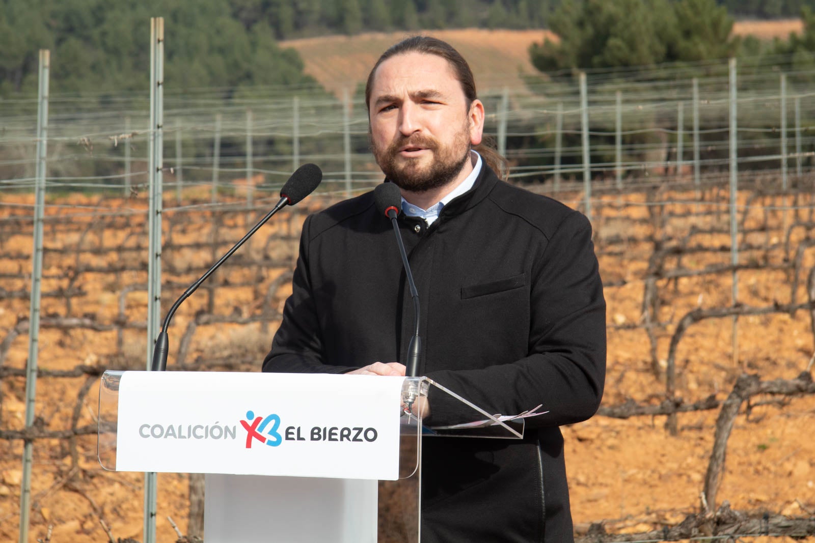 El cancidato de CB-EBX, Raúl Rodríguez Canca, en un mitín en los viñedos de Canedo.