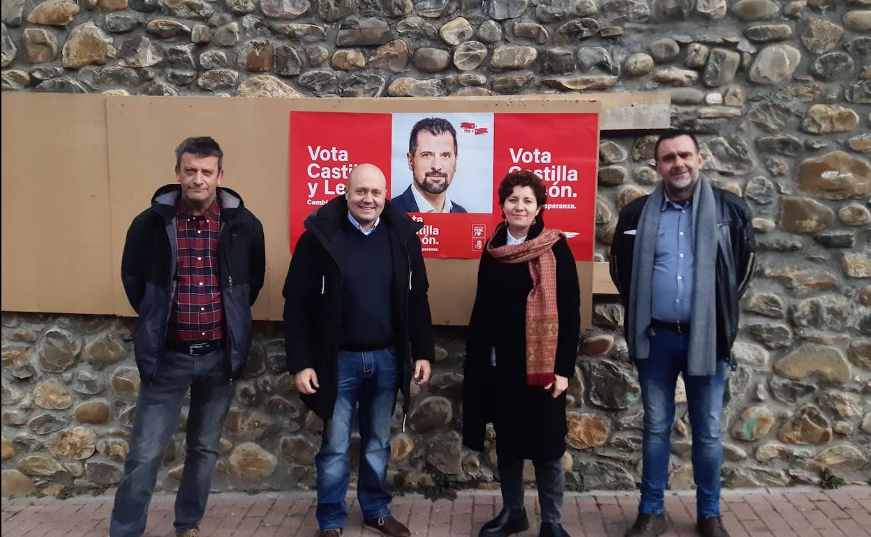 El candidato por León Javier Campos (2I) visita la zona de La Cabrera.