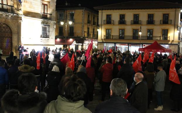 Galería. La plaza de Botines se tiñe derojo para cerrar la campaña del PSOE de León.