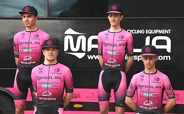 Galería. Previley Maglia presenta a varios de sus ciclistas frente al parador de San Marcos.