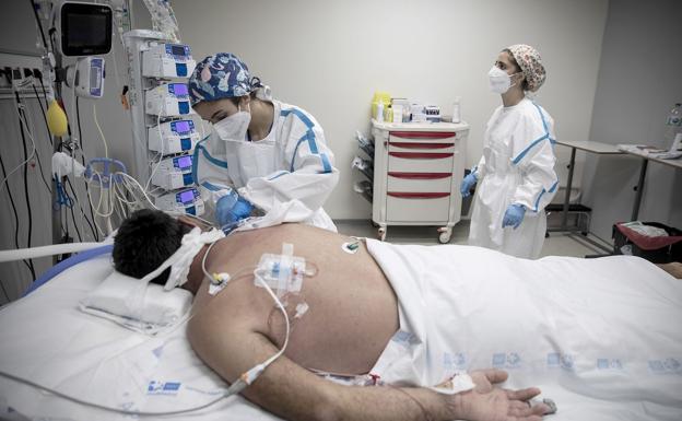 Imagen de un paciente covid en una unidad hospitalaria de críticos. 