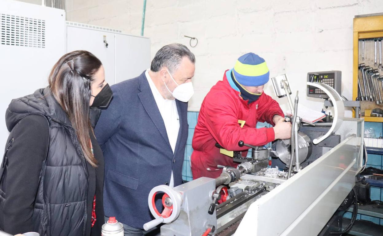 Visita del presidente de la Diputación, y del Partido Socialista de Castilla y León, Eduardo Morán, junto con Nuria Rubio, candidata por León a las Cortes a la sede de una empresa en Laciana.