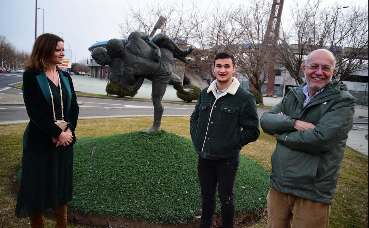 La candidata de Ciudadanos por León a las Cortes, Carlota Amigo y el candidato de la formación liberal a la presidencia de la Junta de Castilla y León, Francisco Igea,