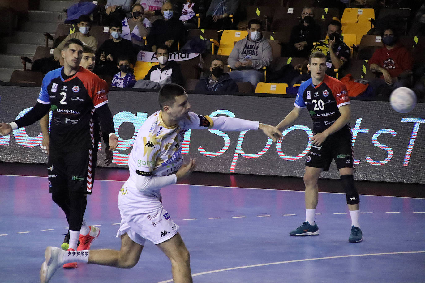 Unicaja Sinfín se lleva los dos puntos del Palacio de los Deportes.