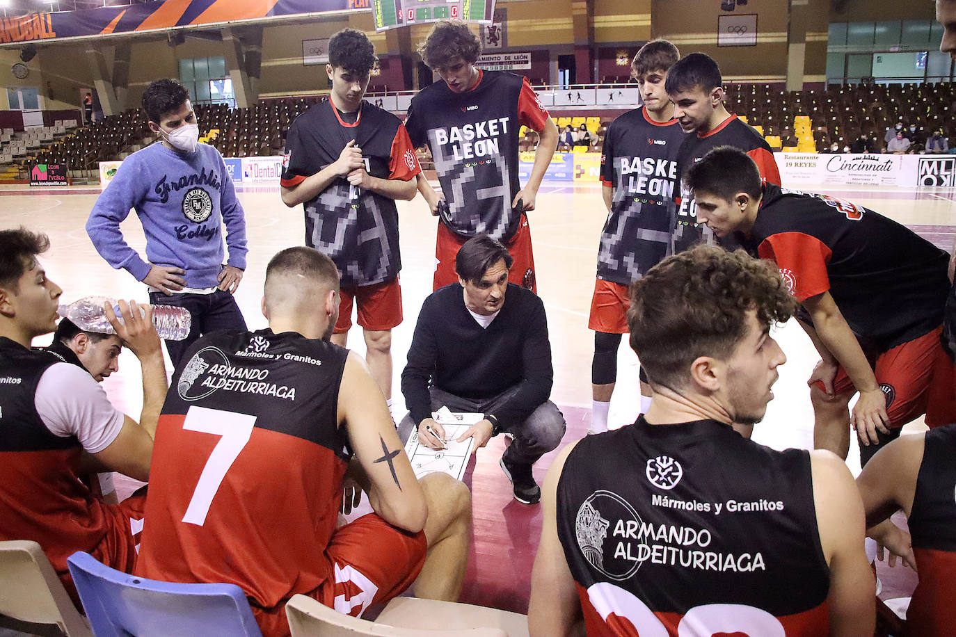 Los jugadores del Basket León atienden a las indicaciones de Luis Castillo.