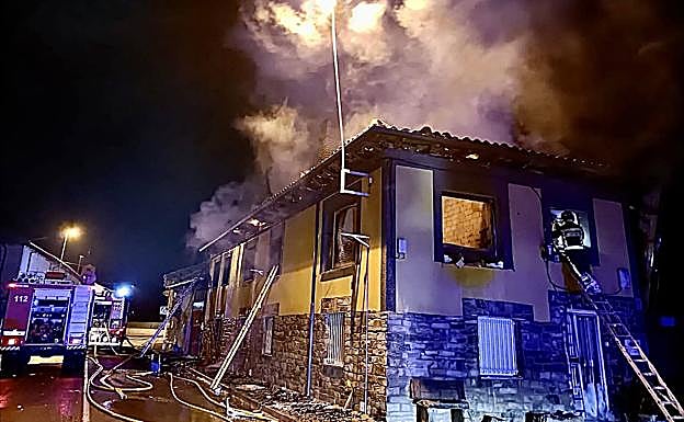 Los bomberos de León lograron que la parte baja del inmueble no quedara muy afectada. 