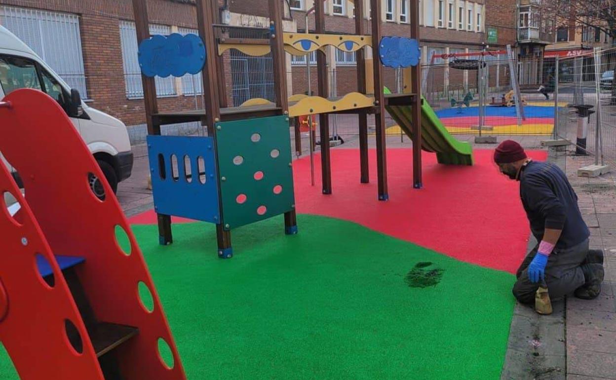 Instalación de mejoras para el área infantil de esta céntrica zona de la capital.